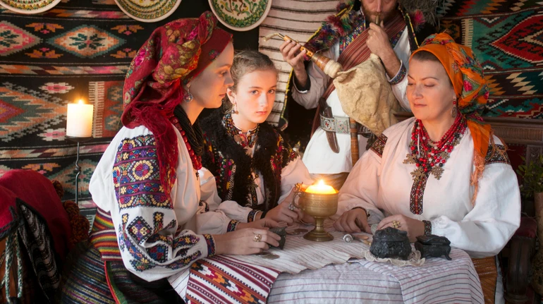 Гадання на чобітках було найвеселішим і найпоширенішим. Дівчата знімали свій чобіт чи черевик з лівої ноги, виходили за поріг хати і кидали його через голову назад, у напрямку вулиці. Як ворожити на Андрія за допомогою взуття? Куди саме показував носок кинутого чобота, звідти й мав прийти суджений. Якщо ж носок показував на хату, це означало, що дівчина залишиться вдома ще на один рік, що завжди викликало трохи сумний, але веселий галас у дівочому колі.