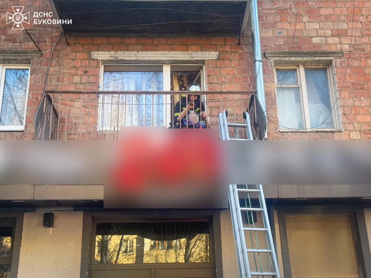 Буковинські рятувальники зняли з балкона 2-го поверху літню жінку