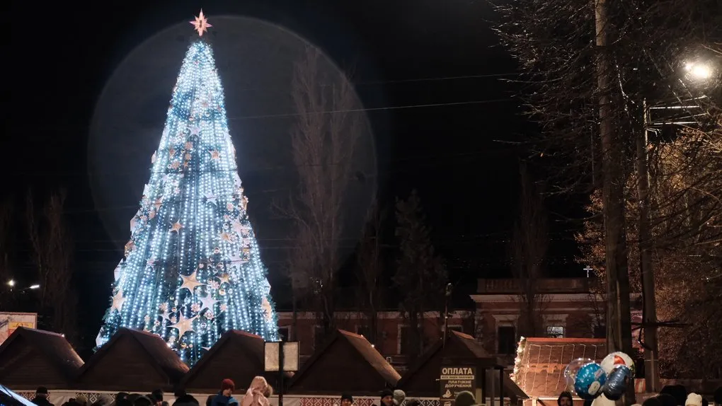 Як виглядала головна ялинка Чернівців у минулі роки (фотоархів)