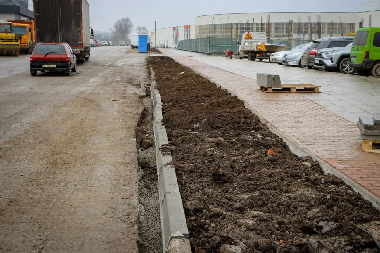 Чернівчани обурені жахливим благоустроєм біля нового ТЦ «Bukovyna Mall» (Фото)