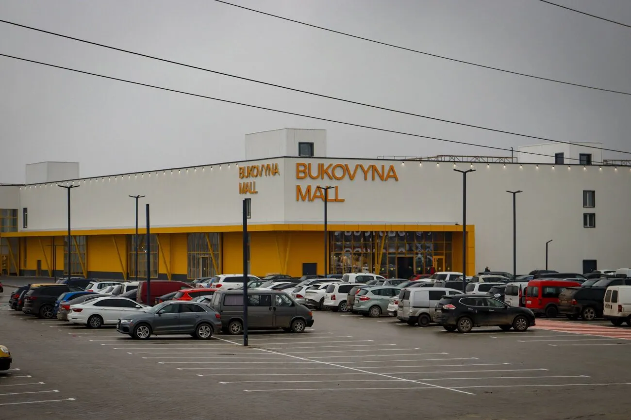 Чернівчани обурені жахливим благоустроєм біля нового ТЦ «Bukovyna Mall» (Фото)