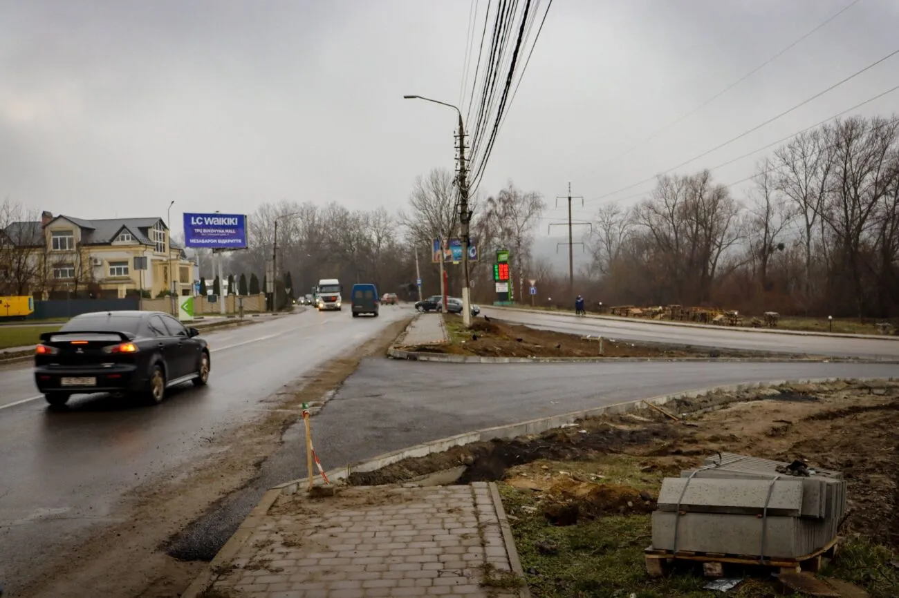 Чернівчани обурені жахливим благоустроєм біля нового ТЦ «Bukovyna Mall» (Фото)