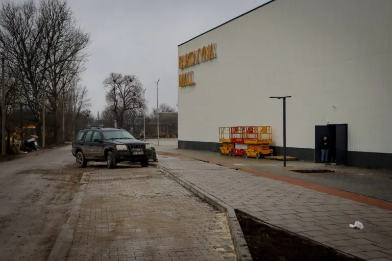 Чернівчани обурені жахливим благоустроєм біля нового ТЦ «Bukovyna Mall» (Фото)