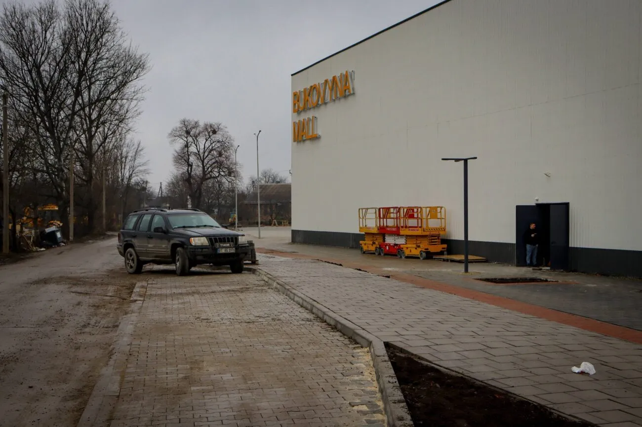 Чернівчани обурені жахливим благоустроєм біля нового ТЦ «Bukovyna Mall» (Фото)