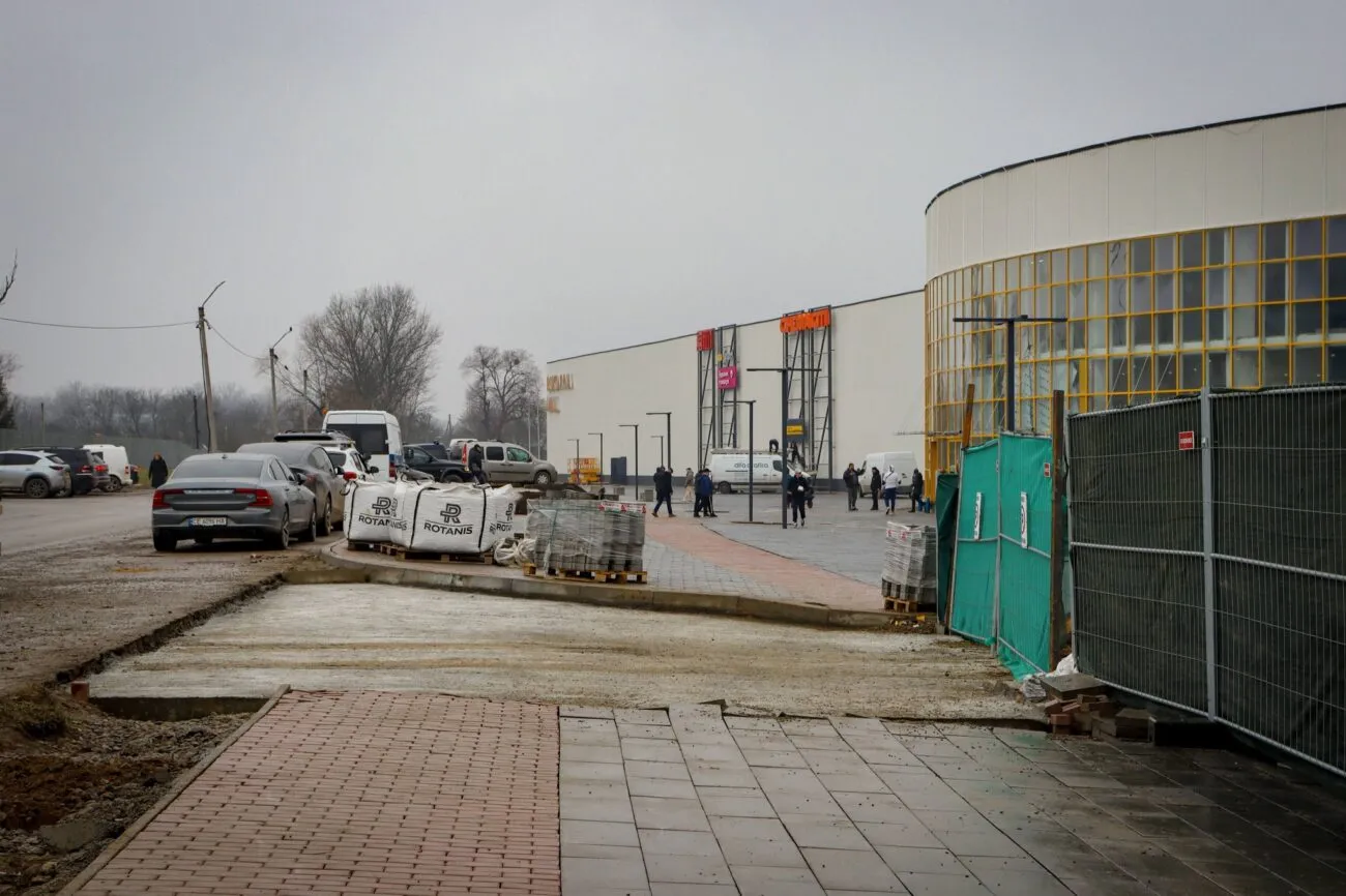 Чернівчани обурені жахливим благоустроєм біля нового ТЦ «Bukovyna Mall» (Фото)