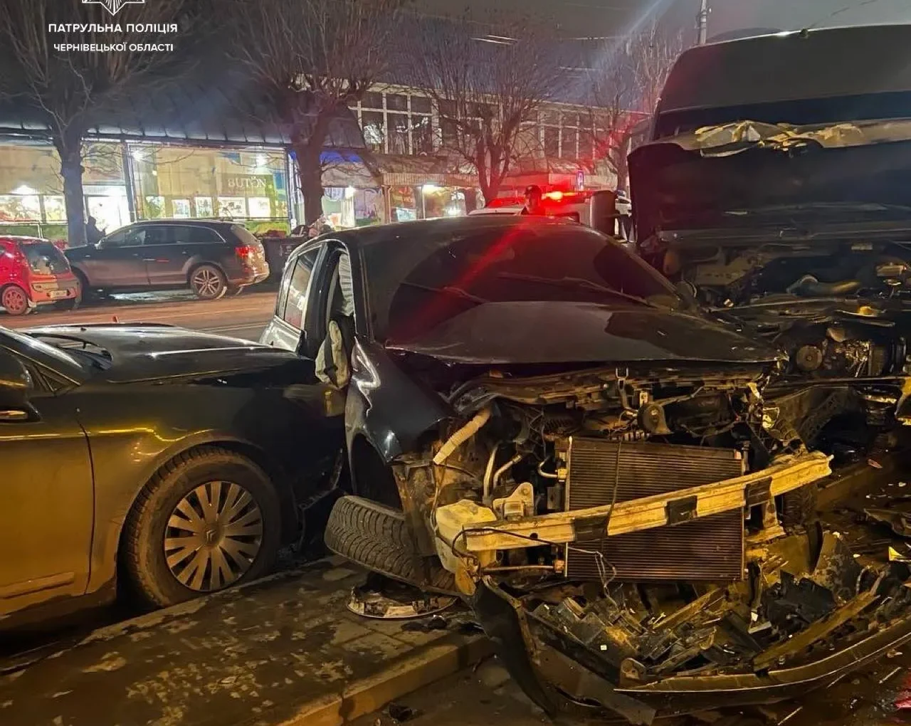 П'яний водій Mercedes протаранив три авто в Чернівцях