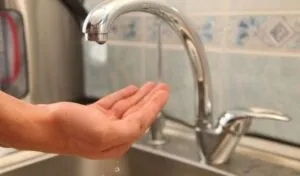 В частині Чернівців екстрено відключили воду через ремонт