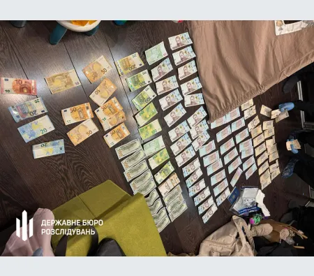В Чернівцях затримали поліцейського за продаж "квитків" для ухилянтів