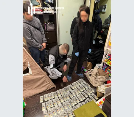 В Чернівцях затримали поліцейського за продаж "квитків" для ухилянтів
