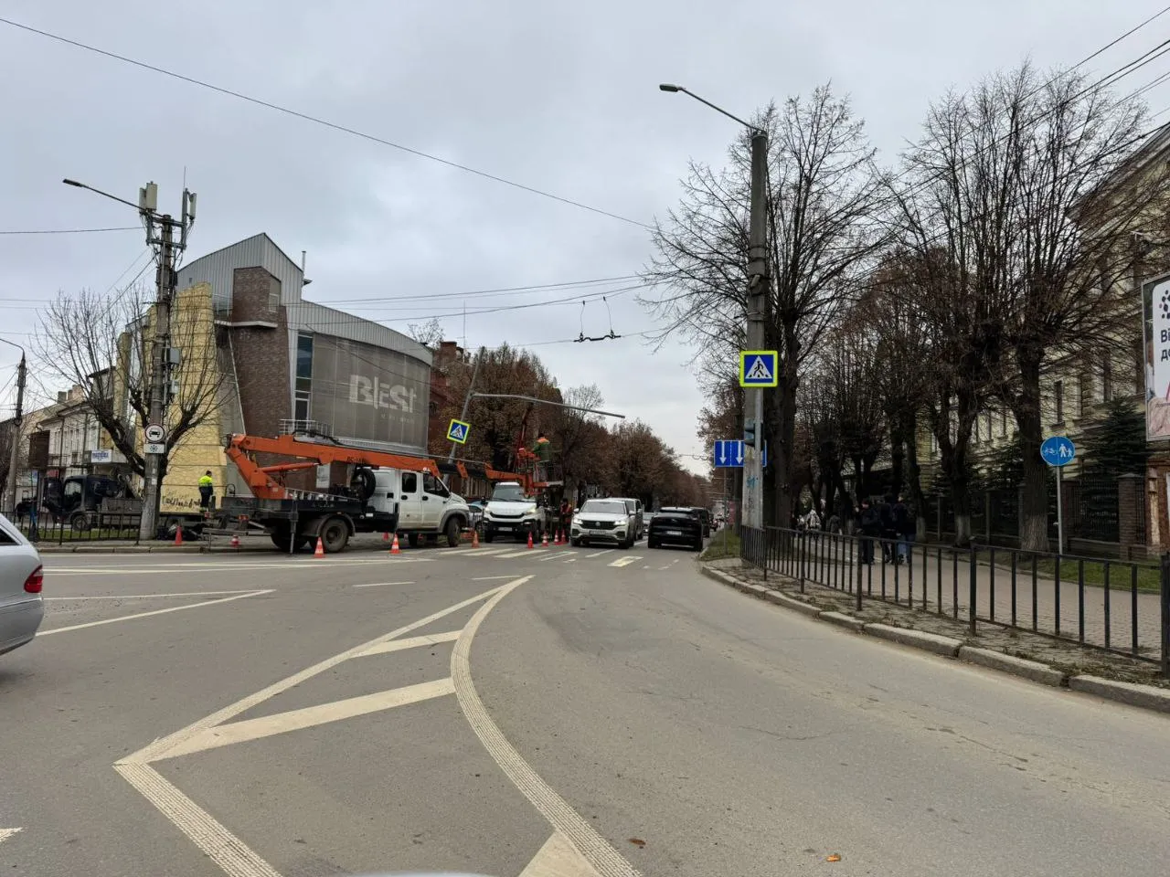 На важливому перехресті Чернівців світлофори не працюватимуть до двох тижнів: причина — ДТП