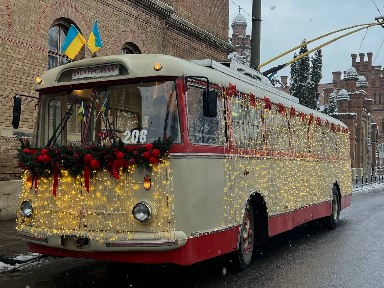 Ситуація: у Чернівцях на маршрут виходить різдвяний ретротролейбус