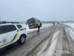 Автобус «Чернівці – Прага» потрапив в ДТП через негоду