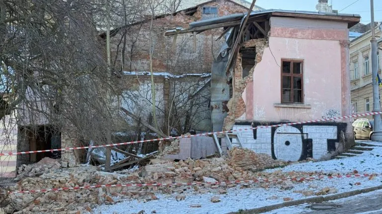 У центрі Чернівців обвалився будинок