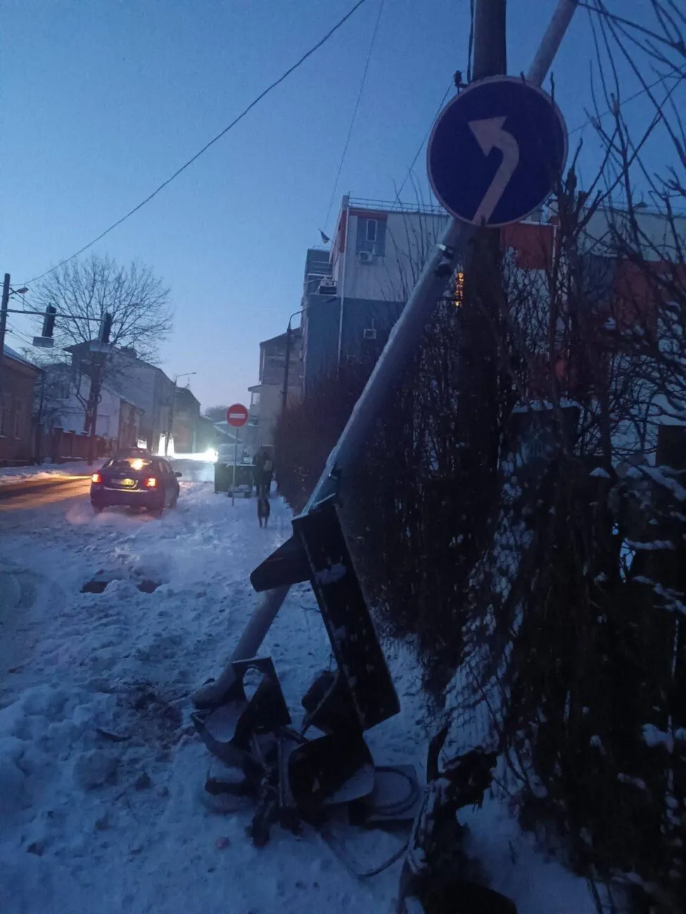 У Чернівцях збили світлофор: важлива вулиця залишилася без регулювання (фото) У Чернівцях збили світлофор: важлива вулиця залишилася без регулювання (фото)