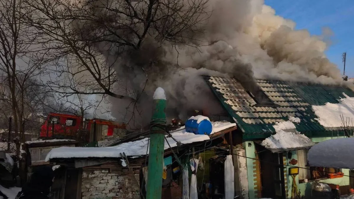Вогонь за лічені хвилини охопив будинок на Вокзальній в Чернівцях