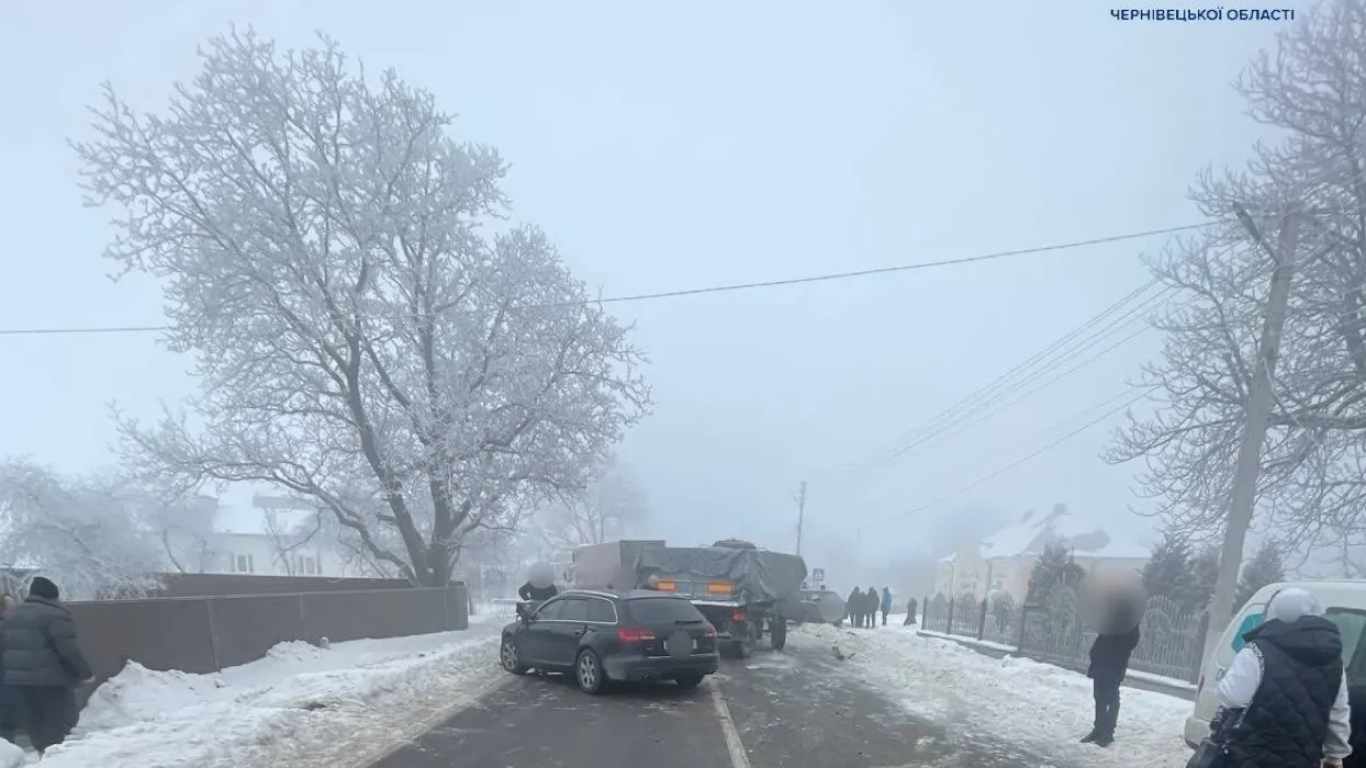 На трасі в Чернівцях повністю перекрили рух транспорту через ДТП
