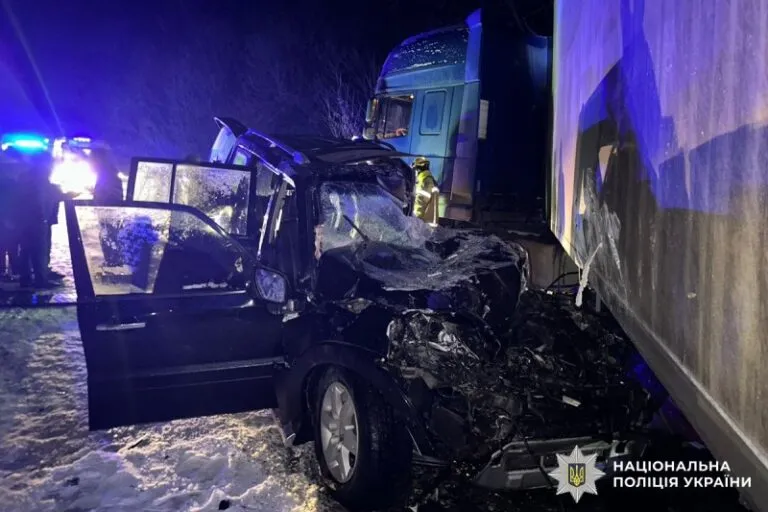 Позашляховик протаранив вантажівку поблизу Чернівців, є постраждалі