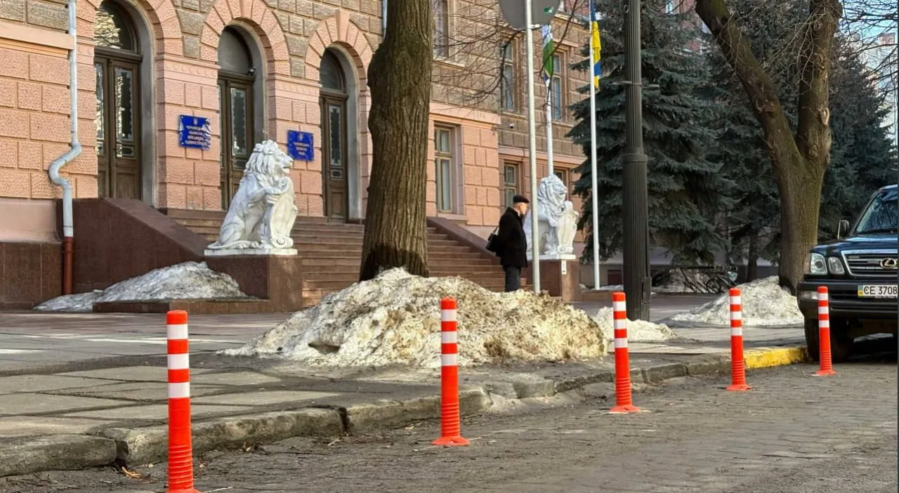 Заборонили паркуватися біля Чернівецької ОВА