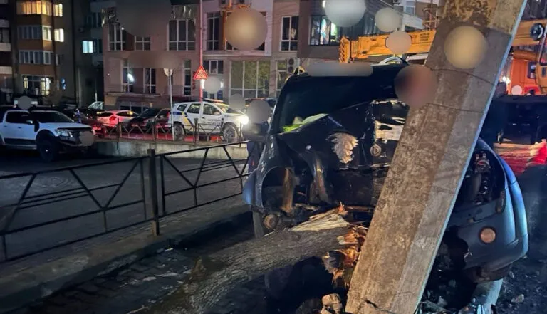 П’яний водій на SsangYoung протаранив електроопору в Чернівцях