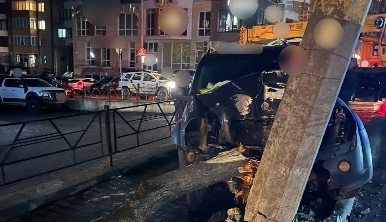 П’яний водій на SsangYoung протаранив електроопору в Чернівцях