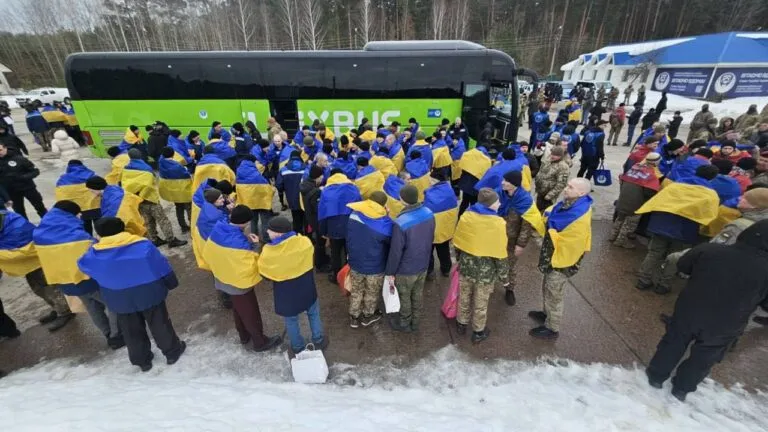 Сім героїв повертаються на Буковину після російського полону 