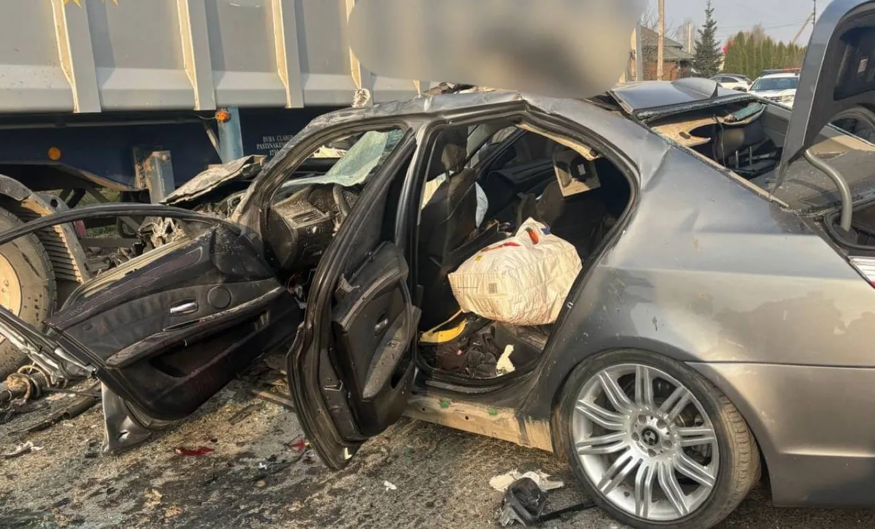 Врізався у вантажівку: через ДТП у на одній з вулиць Чернівців перекрили рух