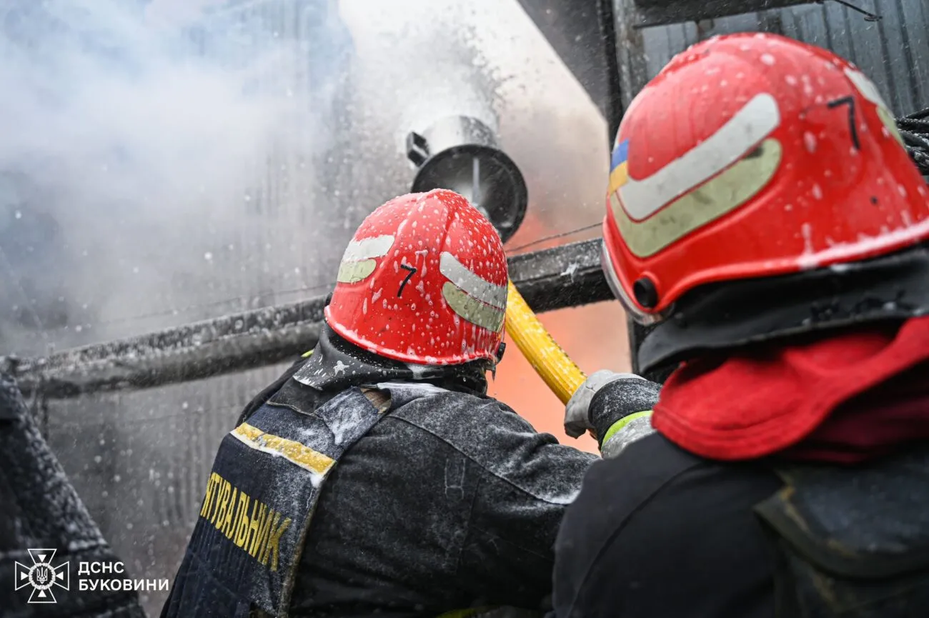 Кадри з пекла: у ДСНС показали ліквідацію пожежі після прильоту на Буковині