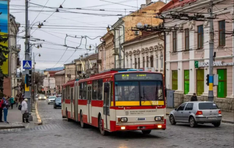 Чернівці готуються до нових цін: скільки коштуватиме проїзд та вивезення сміття з 13 квітня