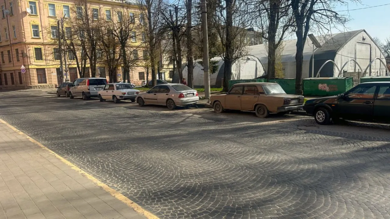 На Соборній площі у Чернівцях облаштують нову стоянку