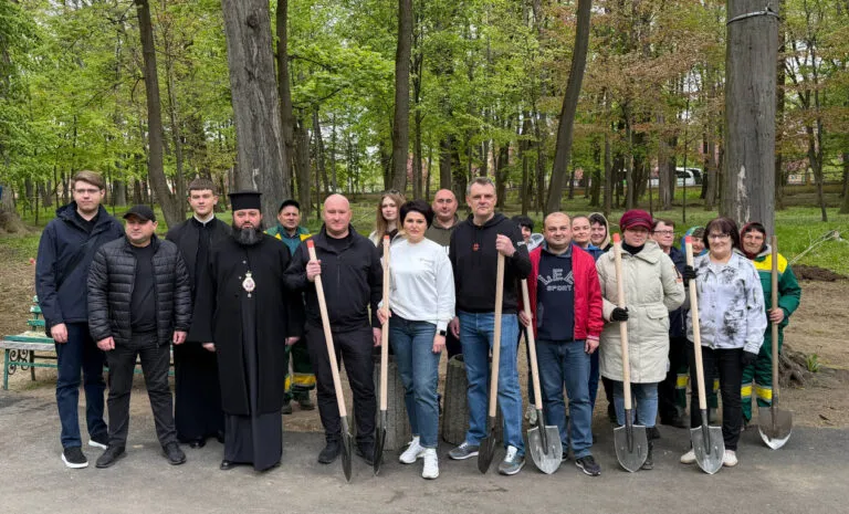 У Чернівцях висадили понад 100 дерев у межах міжнародної акції пам'яті