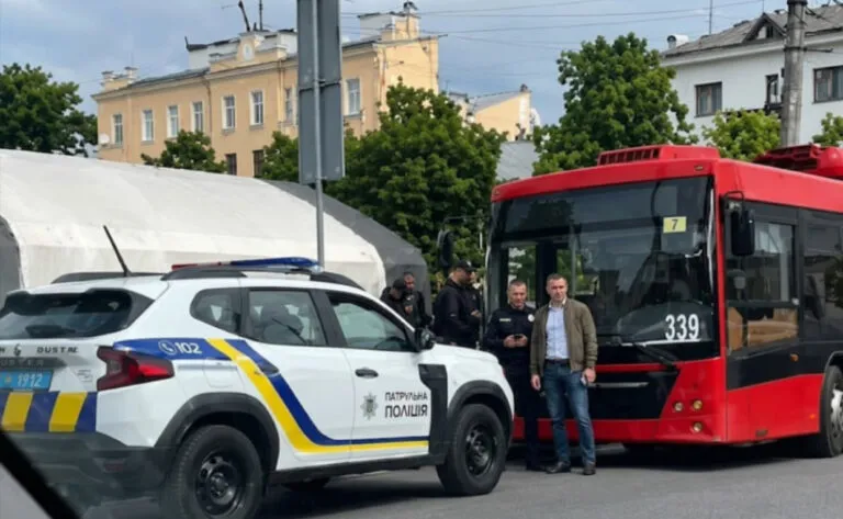 Пасажирка випала під час руху: у Чернівцях у тролейбусі тяжко травмувалася жінка