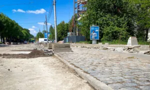 Паркомісця з бруківки облаштовують під час ремонту на вулиці Головній у Чернівцях