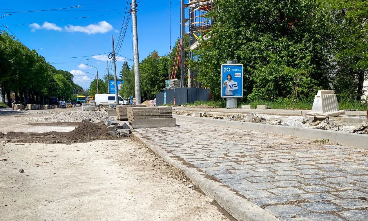 Паркомісця з бруківки облаштовують під час ремонту на вулиці Головній у Чернівцях