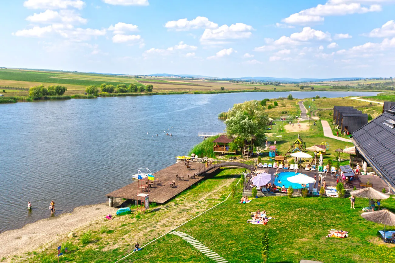 Забруднена вода на міському пляжі Чернівців: дітям та вагітним краще утриматися