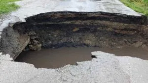 Обвалився важливий міст на Буковині: рух дорогою до кордону обмежено