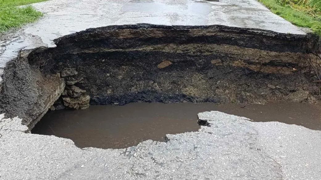 Обвалився важливий міст на Буковині: рух дорогою до кордону обмежено
