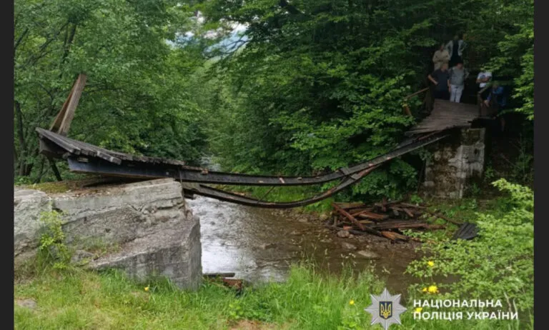 Обвалився міст з дітьми на Буковину, є постраждалі