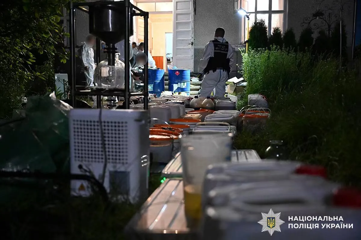 Масштабну нарколабораторію ліквідували на Буковині: деталі операції