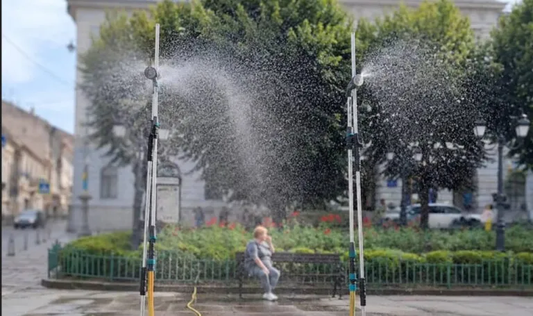 Рятунок від спеки: у центрі Чернівців запрацювали розпилювачі води