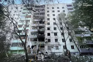 Рік після удару: як виглядає багатоповерхівка в Чернівцях, що постраждала від ракетної атаки