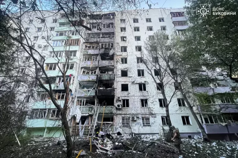 Рік після удару: як виглядає багатоповерхівка в Чернівцях, що постраждала від ракетної атаки