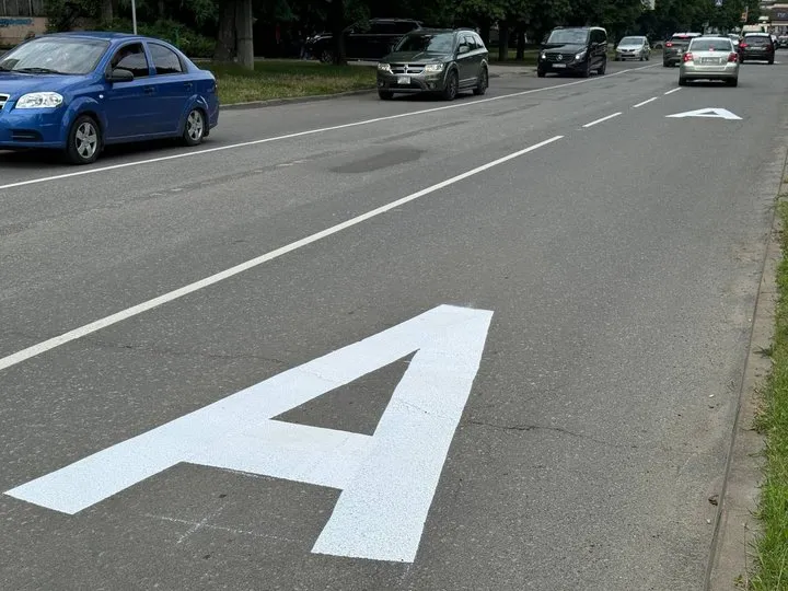 На вулиці Скальда у Чернівцях з'явилася окрема смуга для громадського транспорту