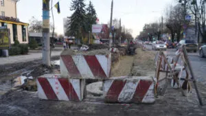 Три місяці заторів: у Чернівцях частково перекривають вулицю Головну