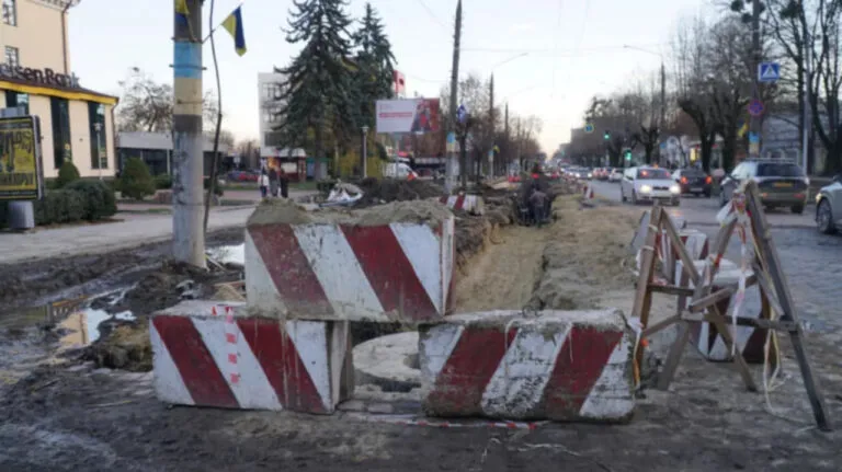 Три місяці заторів: у Чернівцях частково перекривають вулицю Головну