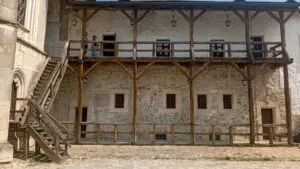 1,4 мільйона на дубові сходи: у Хотинській фортеці міняють аварійну галерею
