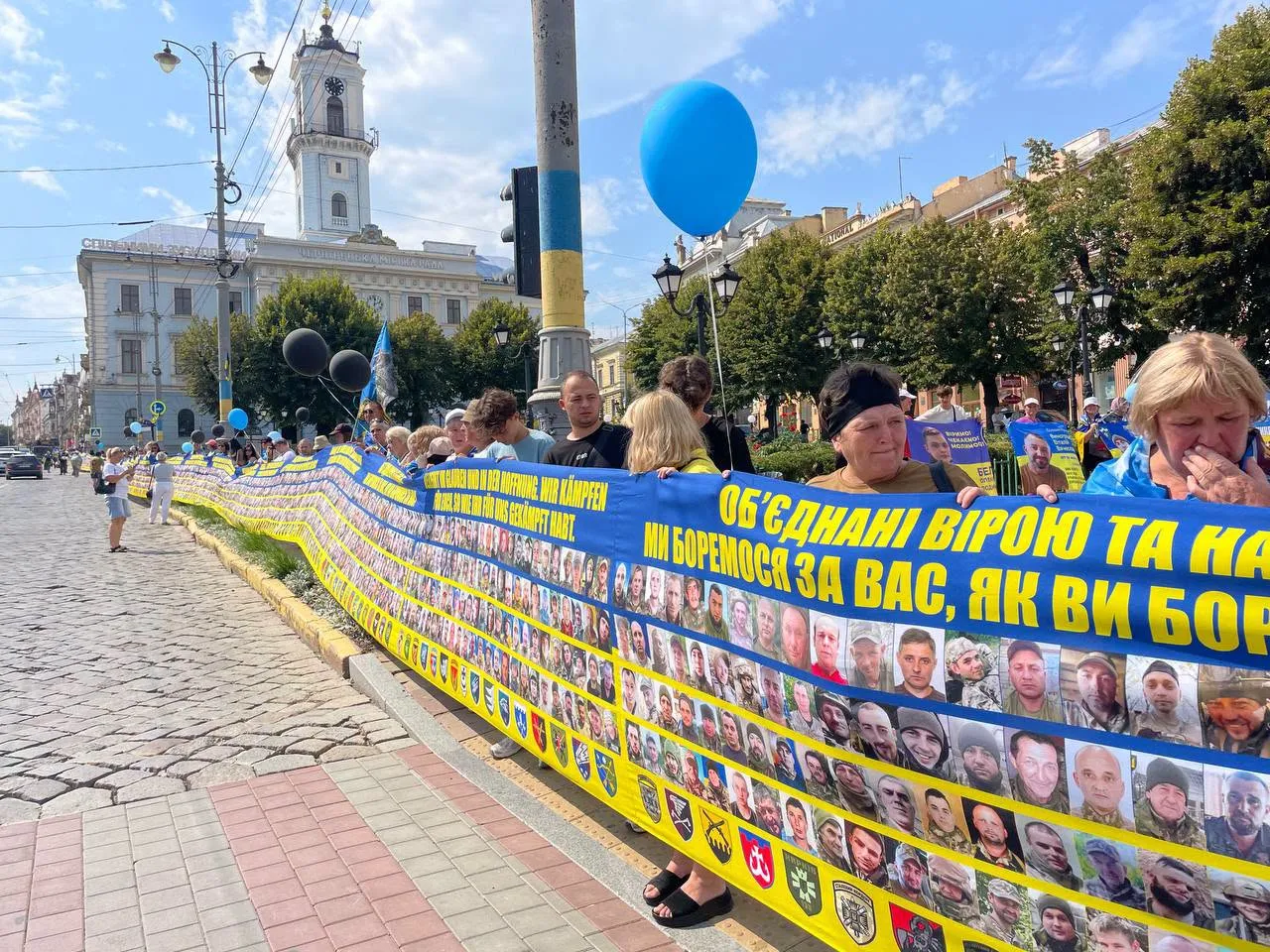 12 600 фотографій на 380 метрах прапора: у Чернівцях нагадали про зниклих Героїв