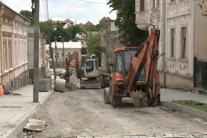Понад рік робіт і досі не готово: у Чернівцях вкотре відклали ремонт вулиці