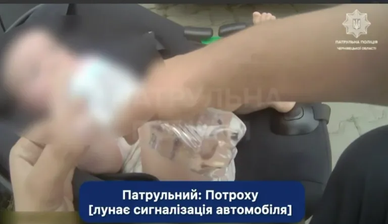 Залишила дитину й пішла в аптеку: у Чернівцях поліція дістала дівчинку із замкненого авто