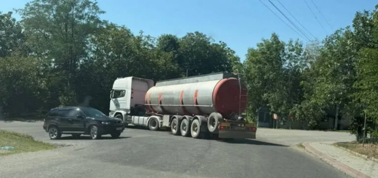 «Отрута для річки»: мешканці Буковини вимагають перевірити маршрут фури з бардою