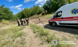 Поліцейські на Буковині врятували чоловіка, якому стало зле на кар’єрі